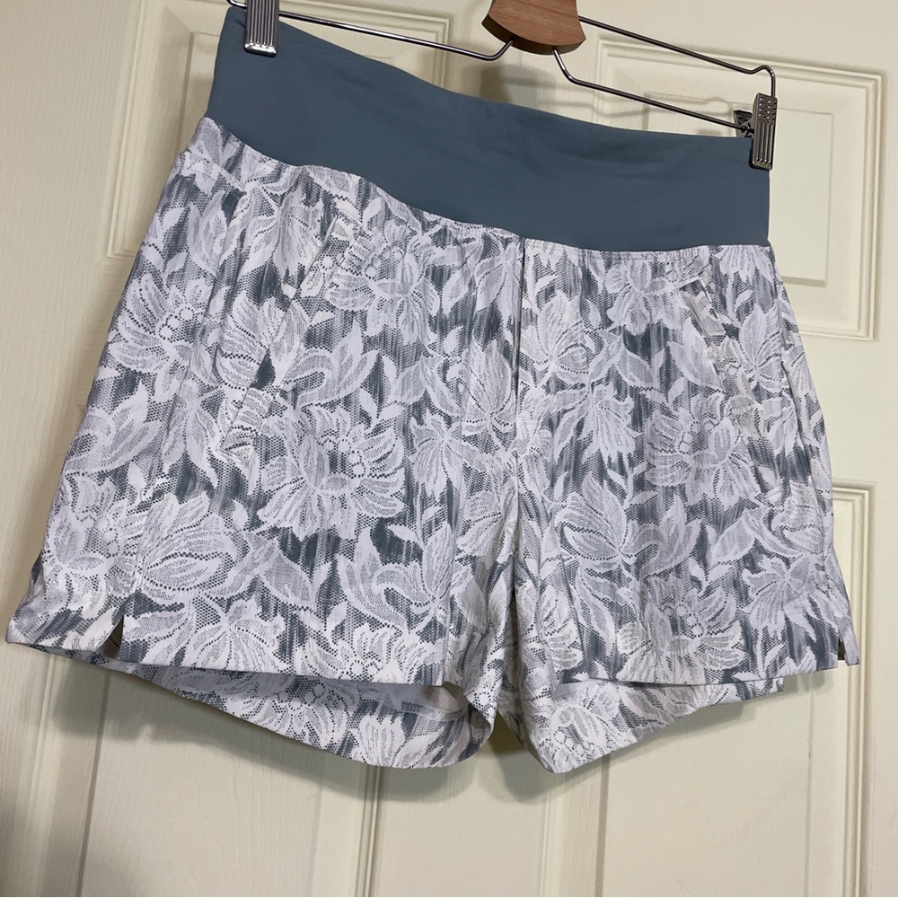 Athleta Trekkie North Short Ethereal Bloom Magnolia White Floral Boho Size 2 - Picture 14 of 15